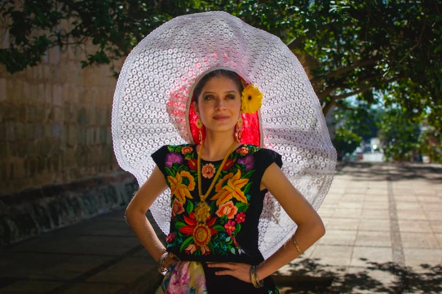 Uma mulher usando um vestido floral e um chapéu branco gigante