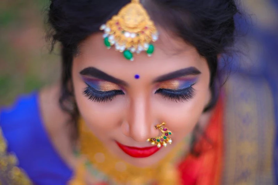 Una mujer india con ropa tradicional y sombra de ojos multicolor