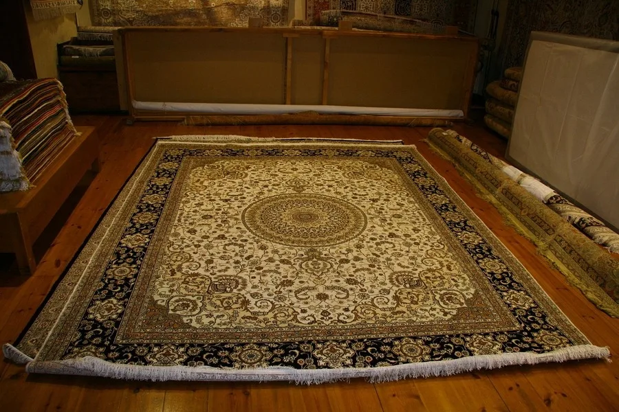 Un tapis oriental au sol