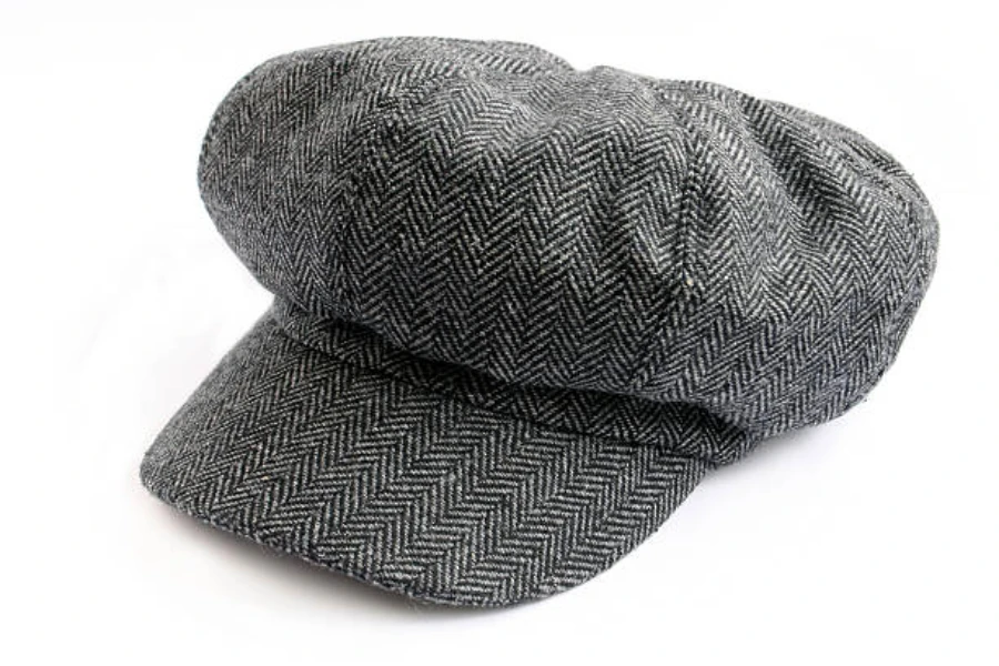 Cappello da strillone nero e grigio su sfondo bianco