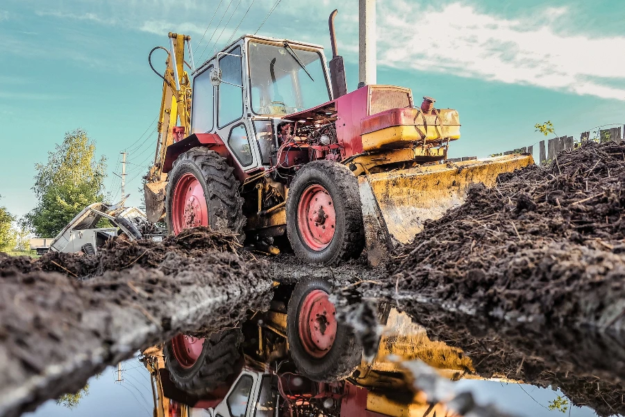 Bulldozer reflejándose en un charco