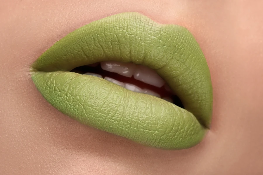 Primer plano del acabado de labios verde menta