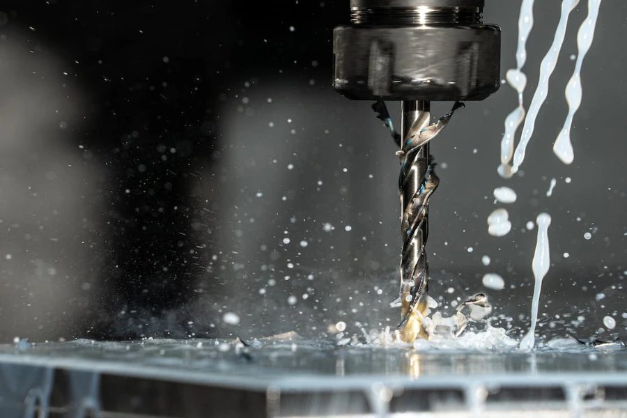 Metal işleme sıvısı ile CNC freze makinesi