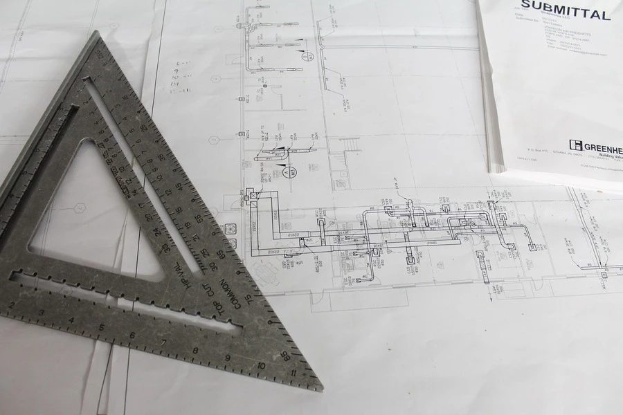 Planos de ingeniería en una mesa