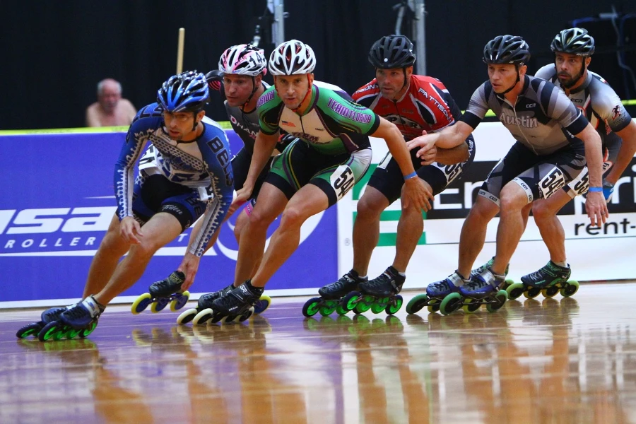 Groupe de patineurs masculins se préparent pour l'événement de patinage de vitesse