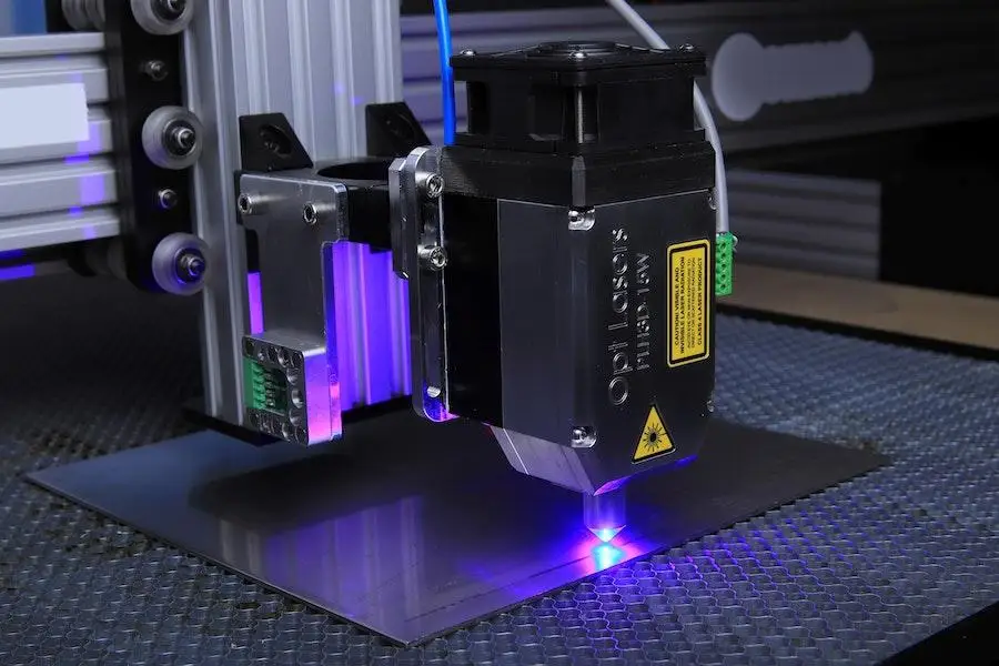 Máquina de gravação a laser trabalhando em uma folha de metal