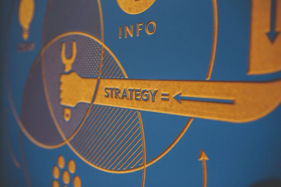 Uzanmış bir kolda "Strateji" harfini gösteren logo