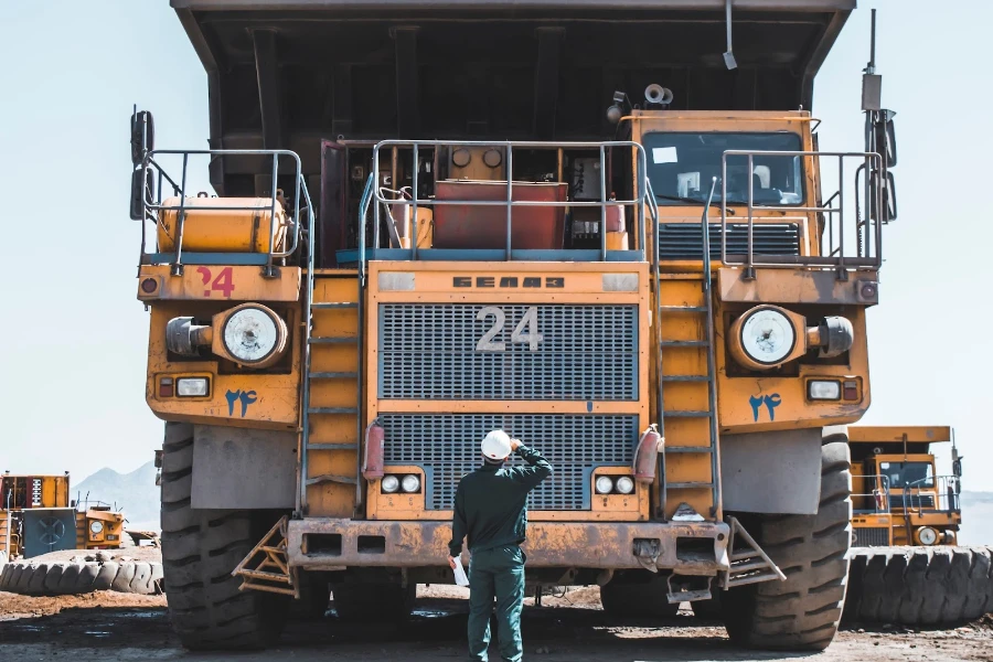 Seorang pria melihat ke depan truk pertambangan ultra