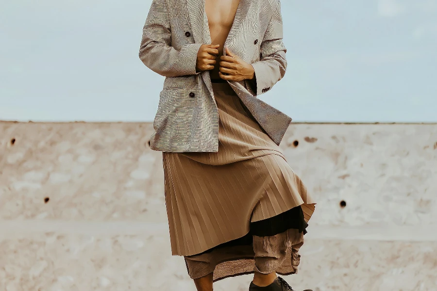 Hombre posando con confianza en una falda larga