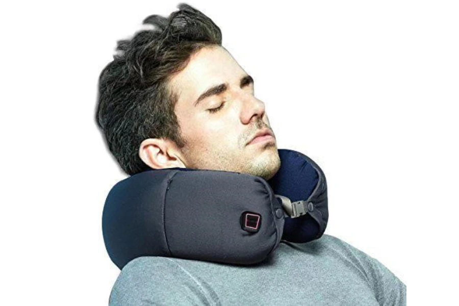 Hombre usando una almohada de viaje enrollable