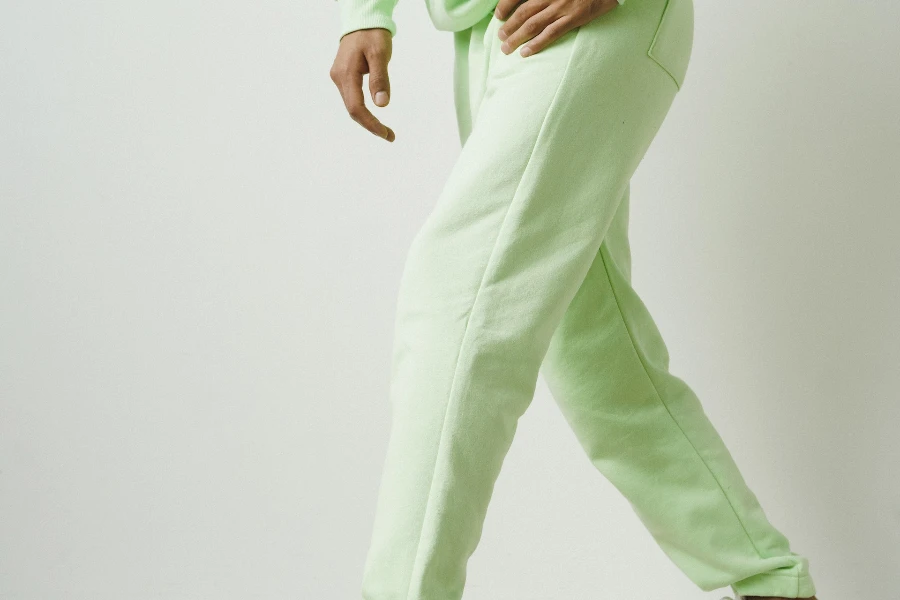 Uomo che indossa pantaloni della tuta verde chiaro