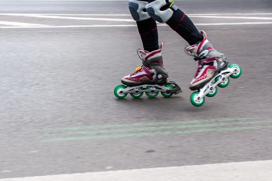 Personne patinant sur le trottoir en patins à roues alignées