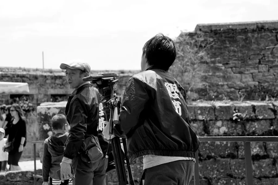 Reportero capturando contenido en el campo