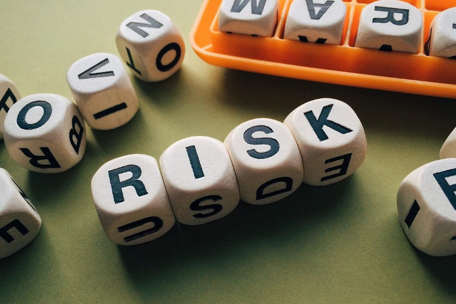 La parola "rischio" scritta con blocchi bianchi