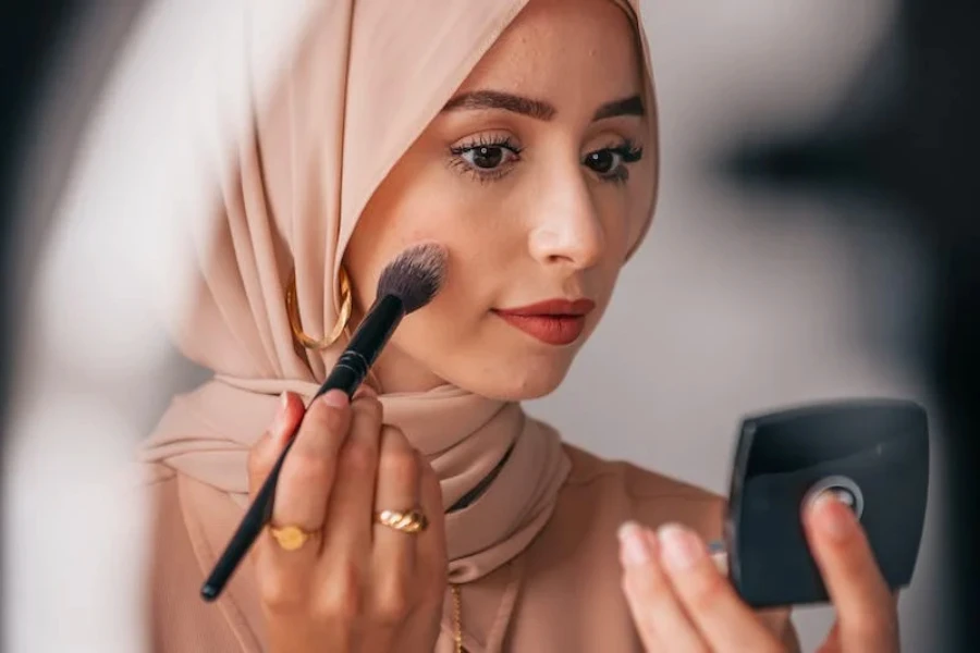 Femme regardant dans un miroir et utilisant une brosse de réglage