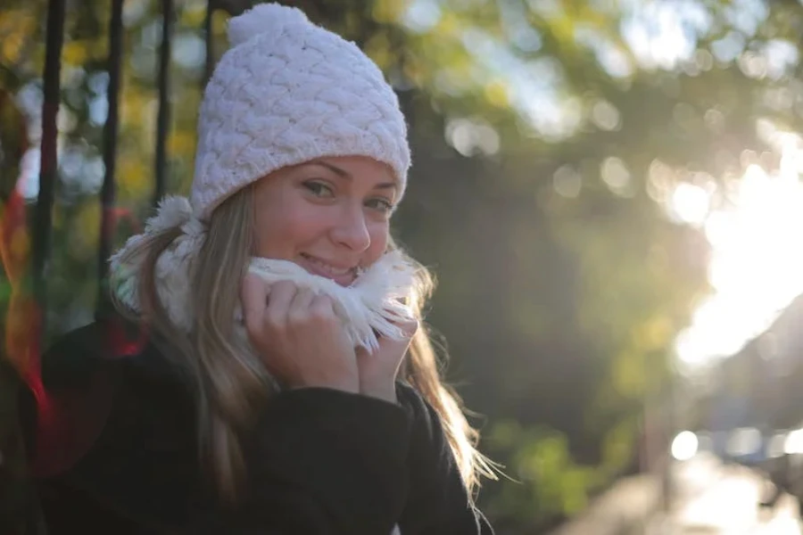 Femme debout à l'extérieur portant un bonnet snowbelle blanc