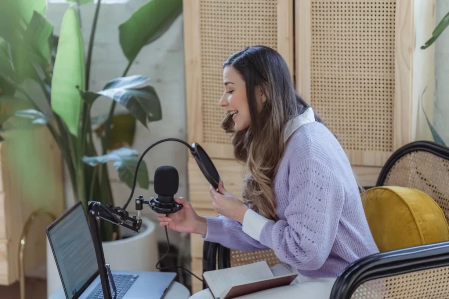 Mujer usando una configuración de micrófono para realizar una reunión virtual