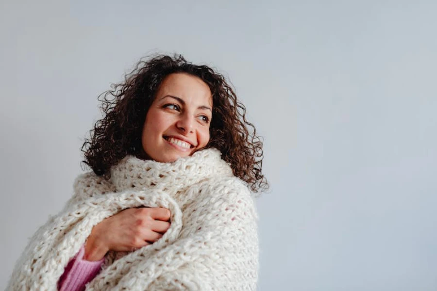 Frau mit einem übergroßen Strickschal umwickelt