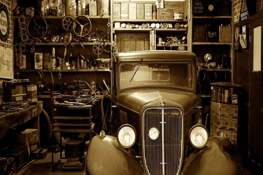 Une voiture vintage garée dans un garage