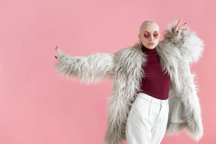 Une femme portant un manteau d'hiver en fausse fourrure