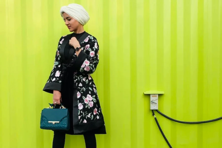 Une femme portant un foulard et une tenue à la mode