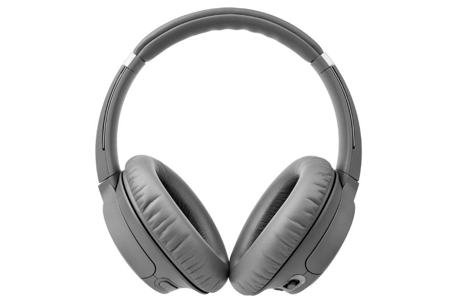 Casque gris sur fond blanc