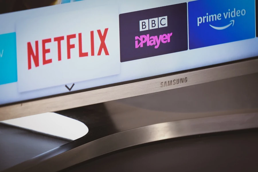 صورة تلفزيون ذكية مع أيقونات فيديو Netflix و bbc iplayer و amazon prime على شاشة التلفزيون