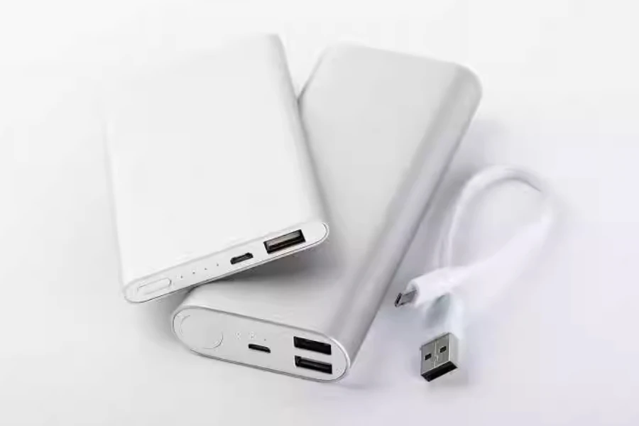 https://babablog.oss-accelerate.aliyuncs.com/2023/07/two-power-banks.jpeg?x-oss-process=style%2Ffull