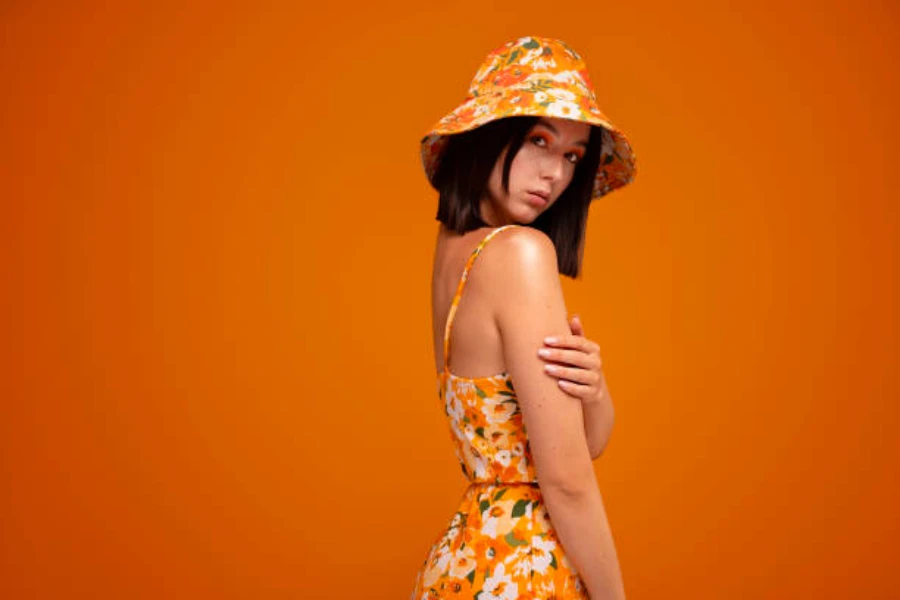 Mulher usando um chapéu balde com padrão de flores e vestido combinando