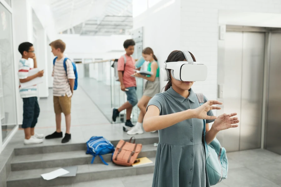 Joven con auriculares VR con otros jóvenes en el fondo